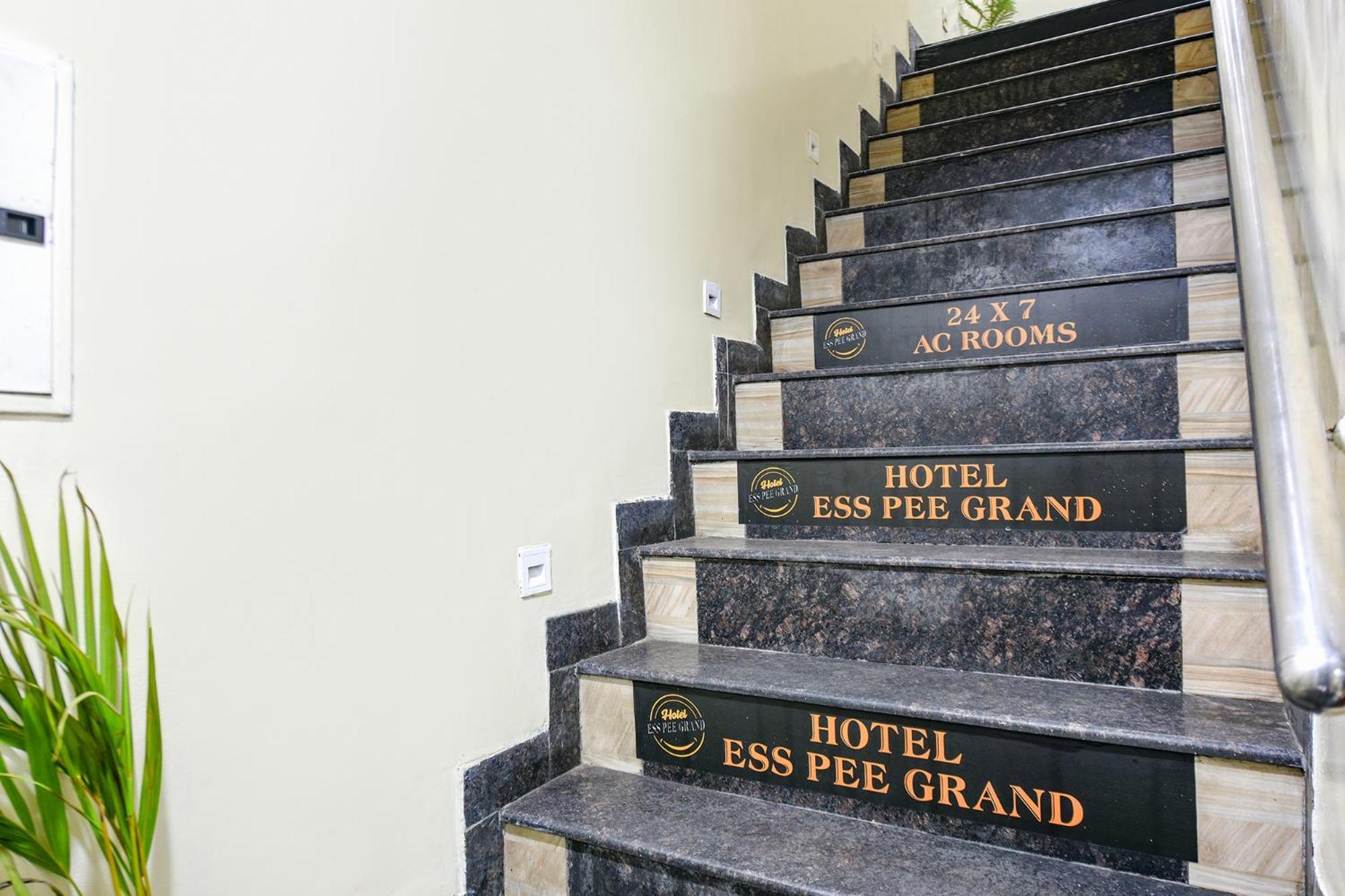 Fabhotel Ess Pee Grand Mohali Exterior foto